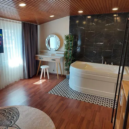 Findikzade Seaside Flats In Lively Fatih Area Very Near Metro And Tourist Sights דירה *