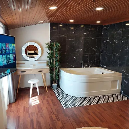 Findikzade Seaside Flats In Lively Fatih Area Very Near Metro And Tourist Sights イスタンブール